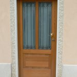 Cornice porta in Giallo d'Istria giandinato a mano