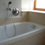 Rivestimento bagno in marmo Silva Oro anticato – particolare vasca