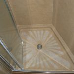 Rivestimento bagno in marmo Silva Oro anticato – particolare piatto doccia