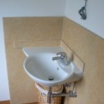 Rivestimento bagno in marmo Silva Oro anticato – angolo lavabo