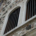 Cornice finestre in Giallo d’Istria giandinato a mano - particolare