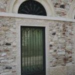 Cornice porta finestra in Giallo d’Istria giandinato a mano