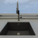 Particolare top in quarzo con rivestimento cornice finestra.