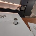Particolare isola in quarzo con presa elettrica a scomparsa.