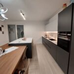 Top cucina e isola con fianchi in quarzo.