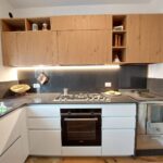 Top cucina in quarzo con schienali.